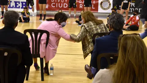 Pilar Zamora saluda a la consejera de Educación, Cultura y Deportes Pilar Zamora saluda a la consejera de Educación, Cultura y Deportes