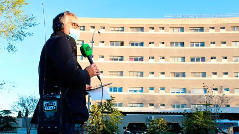 Carlos Alsina durante, su mon&oacute;logo en la residencia de Villaviciosa de Od&oacute;n