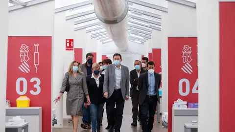 Ximo Puig destaca que todo está preparado para que este lunes se inicie la vacunación del profesorado y del resto del personal de los centros educativos de la Comunitat Valenciana vacunacion