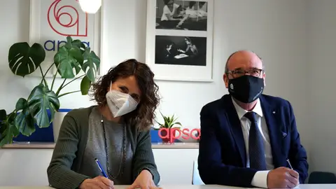 Araceli Amorós y Carlos Giner, en la firma del convenio. Araceli Amorós y Carlos Giner, en la firma del convenio.