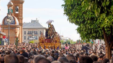 Paso de misterio de la Hermandad de Triana por su barrio