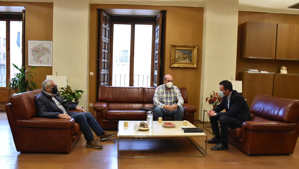 El alcalde de Elche reunido con representantes de la Asociación Local de Autoescuelas de Elche.
