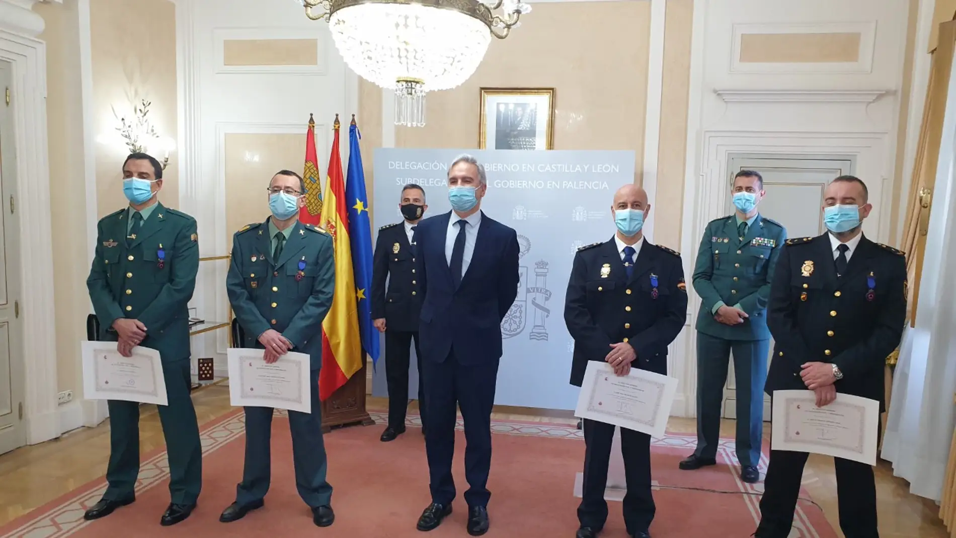 Miembros del Cuerpo Nacional de Policía y de la Guardia Civil reciben en Palencia las medallas al Mérito de Protección Civil
