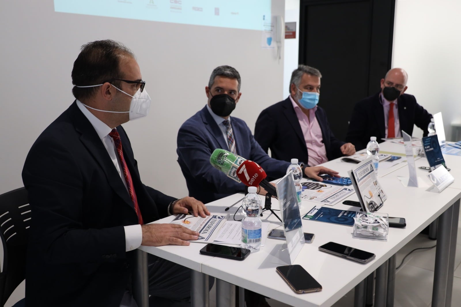 AECIRO y la Junta presentan una campaña para impulsar el comercio local de Rota AECIRO y la Junta presentan una campaña para impulsar el comercio local de Rota