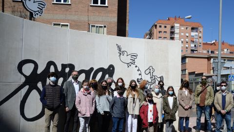 Familia de Forges junto al monumento en homenaje al humorista gr&aacute;fico en Alcal&aacute; de Henares