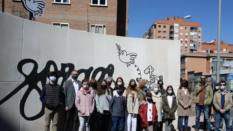 Monumento homenaje a Forges en Alcalá de Henares Familia de Forges junto al monumento en homenaje al humorista gráfico en Alcalá de Henares