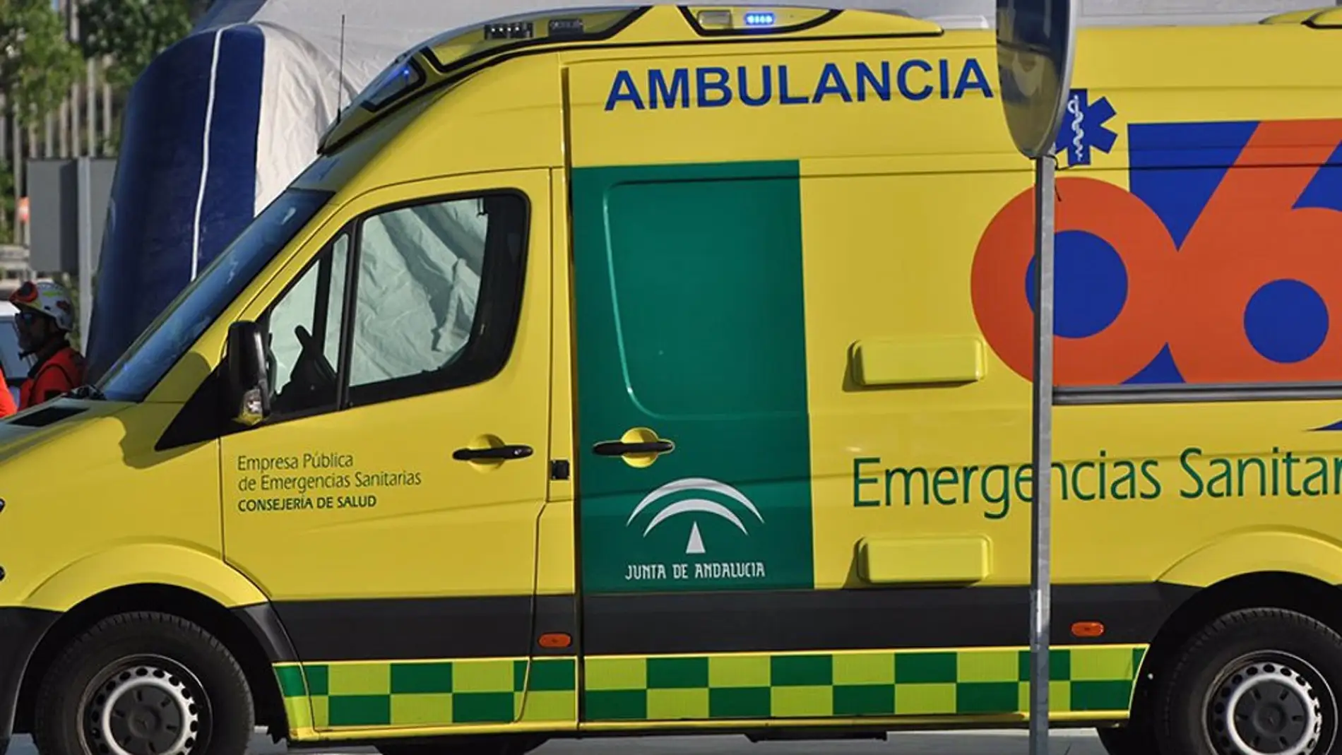 Imagen de una ambulancia del 061 a las puertas de un hopital