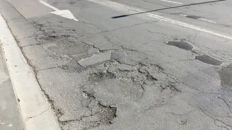 El firme de la zona de la plaza Santa Clara es uno de los más afectados El firme de la zona de la plaza Santa Clara es uno de los más afectados