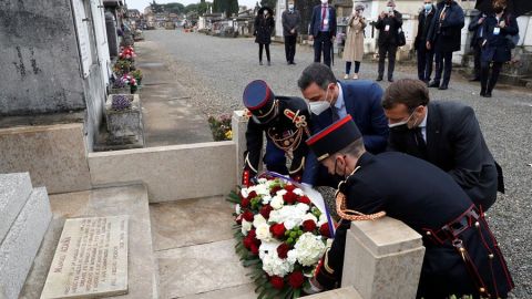 El presidente del Gobierno espa&ntilde;ol, Pedro S&aacute;nchez (c-i) y el presidente franc&eacute;s, Emmanuel Macron (c-d), en una ofrenda floral en la tumba del expresidente de la Rep&uacute;blica Manuel Aza&ntilde;a