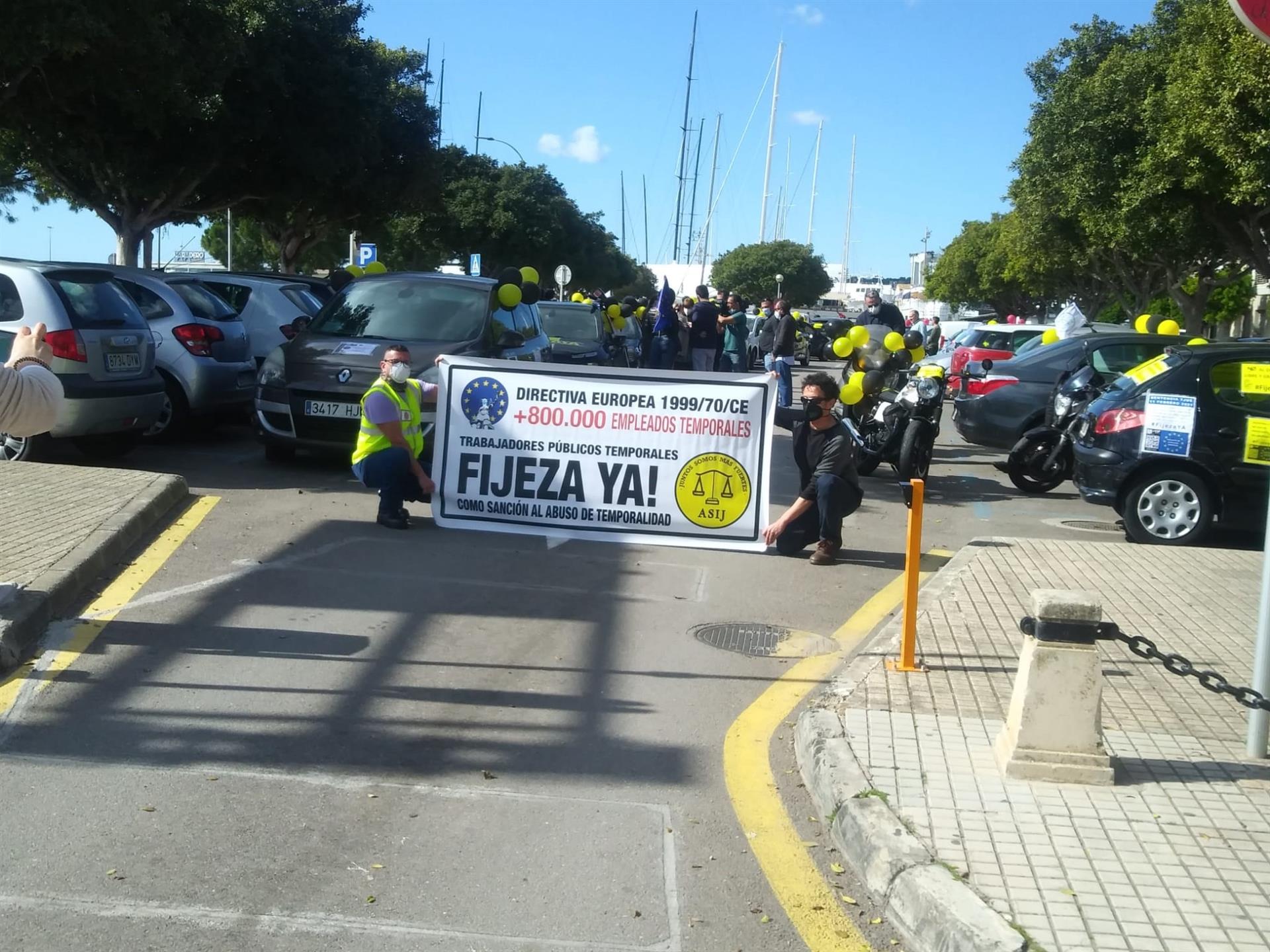 Unos 150 vehículos han participado este domingo en la caravana contra la "temporalidad abusiva" en Palma Unos 150 vehículos han participado este domingo en la caravana contra la "temporalidad abusiva" en Palma