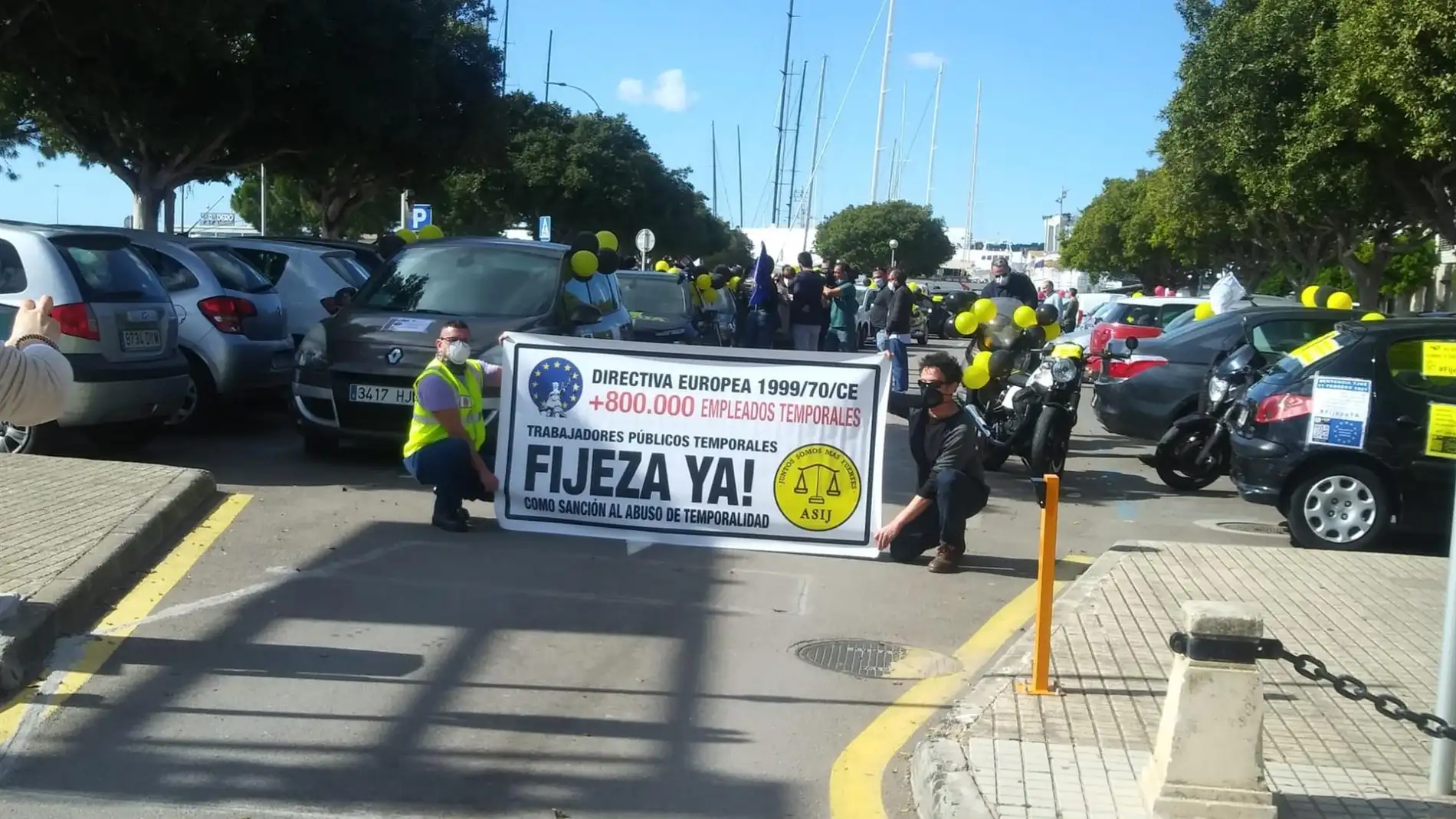 Unos 150 vehículos han participado este domingo en la caravana contra la "temporalidad abusiva" en Palma