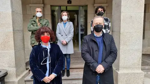 O Psoe alerta do peche da oficina do voluntariado Concelleiros e concelleiras ante a oficina do voluntariado