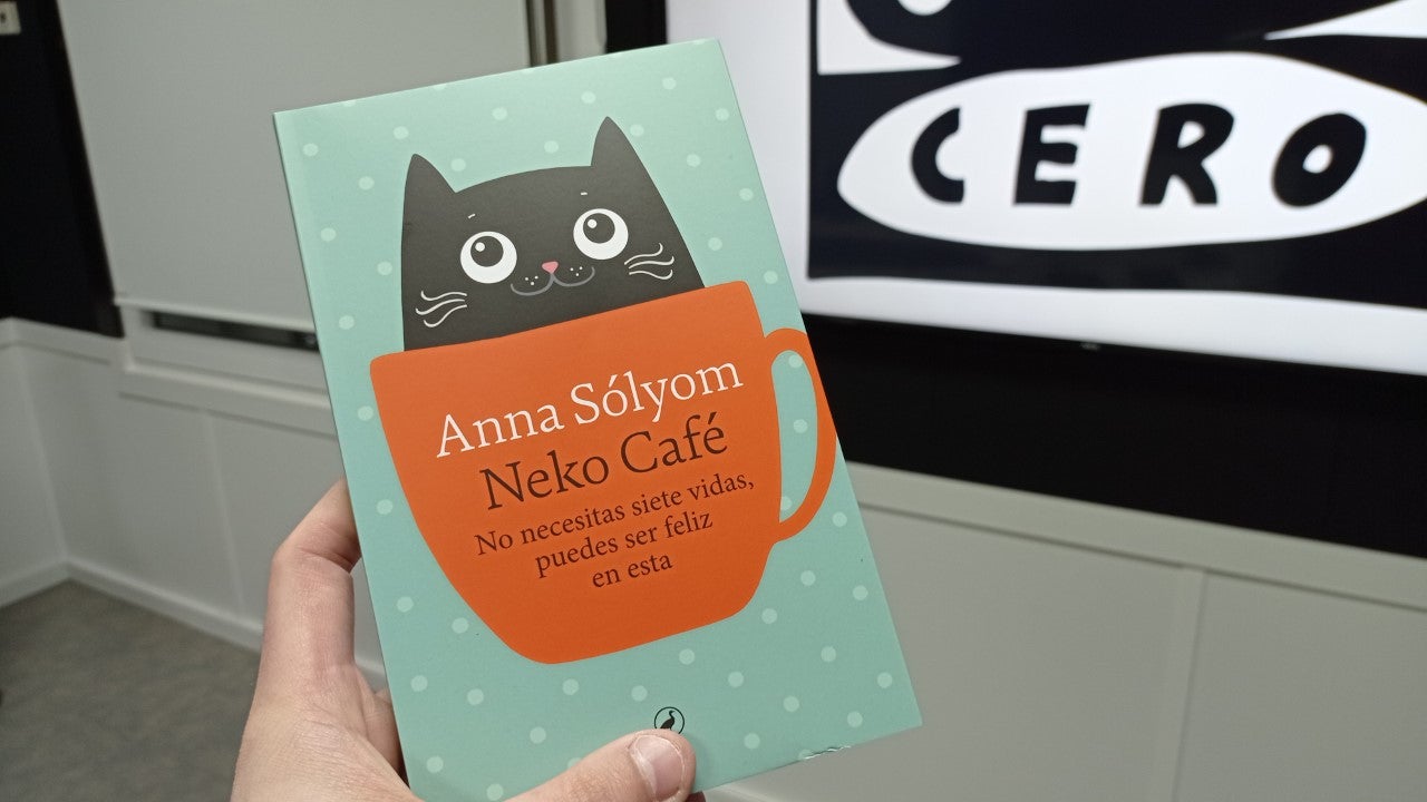 Anna Sólyom fa una oda als gats i a la recerca de la felicitat a la vida Anna Sólyom fa una oda als gats i a la recerca de la felicitat a la vida