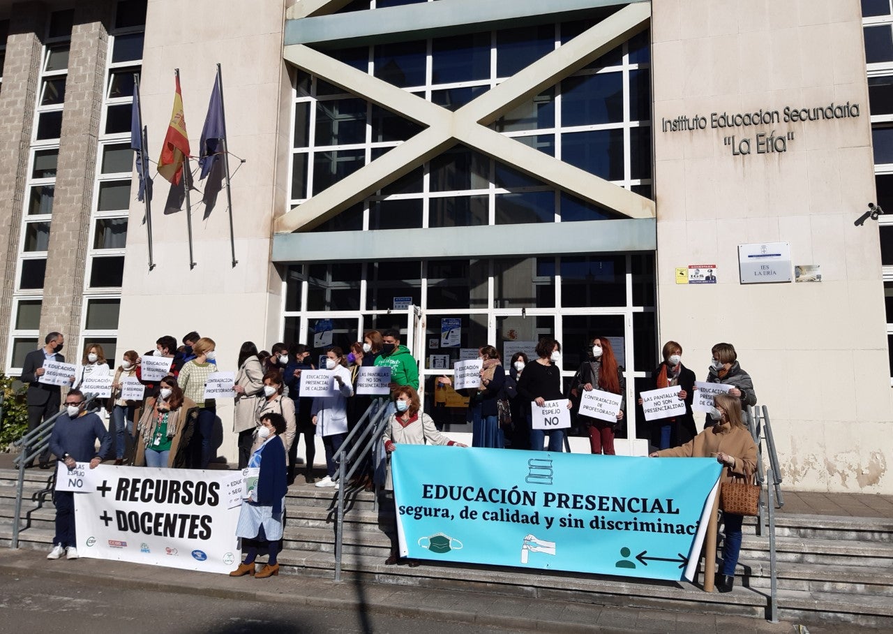 Sindicatos y padres exigen enseñanza presencial en los institutos Sindicatos y padres exigen enseñanza presencial en los institutos