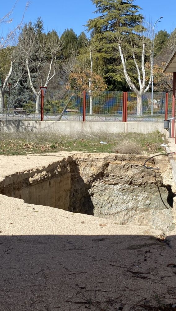 La avería está a 18 metros de profundidad, una altura similar al edificio de Cáritas, en la misma calle, según el Ayuntamiento