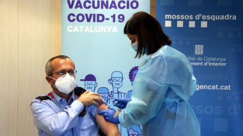 Imatge d&rsquo;un agent dels Mossos d&rsquo;Esquadra mentre rep la primera dosi de la vacuna AstraZeneca.