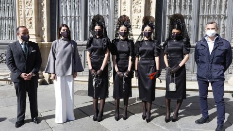 Mujeres de mantilla en la Plaza de San Francisco durante la presentación del evento