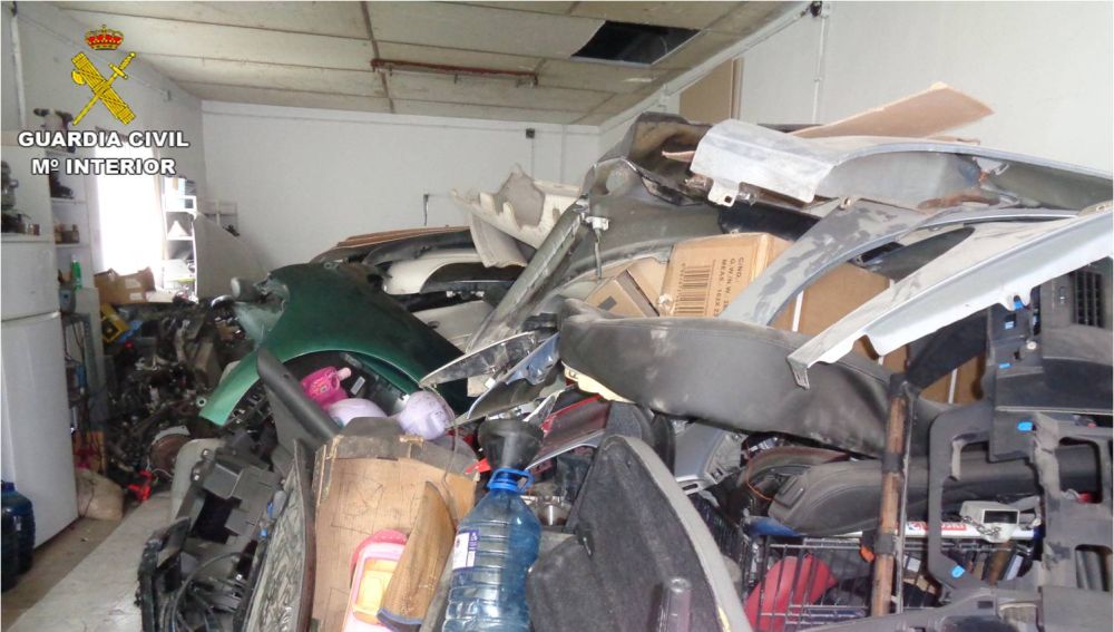 Desguace ilegal de vehículos desmantelado en Elche.