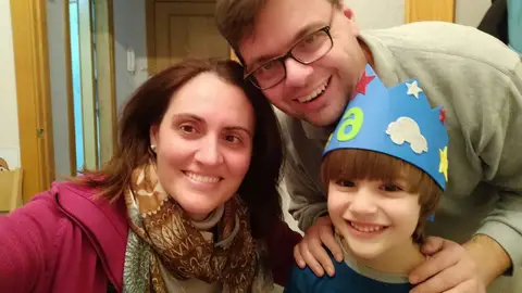Ana, oyente de Más de uno, junto a su marido y su hijo autista Ana, oyente de Más de uno, junto a su marido y su hijo autista