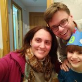 Ana, oyente de Más de uno, junto a su marido y su hijo autista