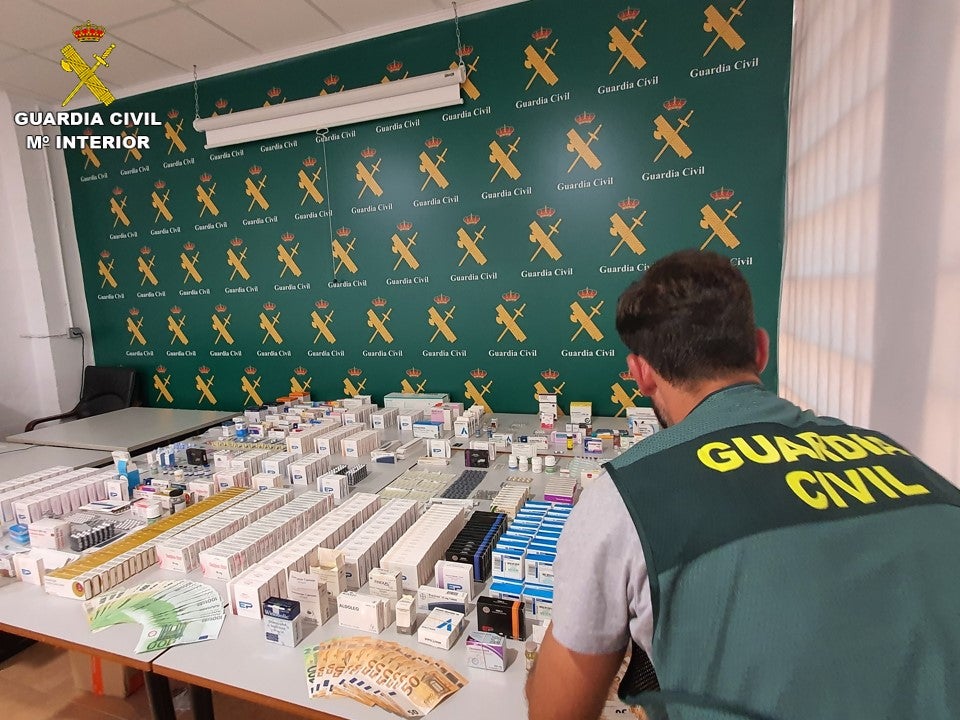 La banda operaba en farmacias, gimnasios y tiendas de suplementación situados en la comarca alicantina de la Vega Baja y Valencia La banda operaba en farmacias, gimnasios y tiendas de suplementación situados en la comarca alicantina de la Vega Baja y Valencia