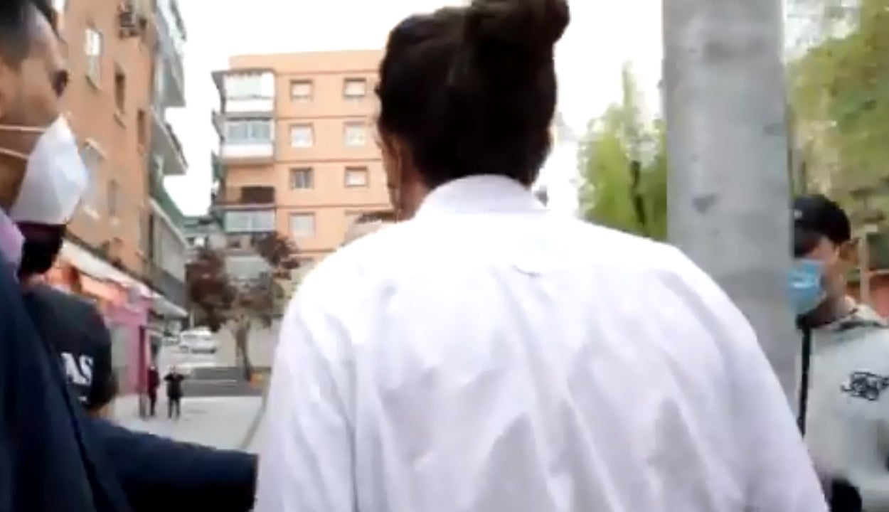 Pablo Iglesias se encara con un grupo de ultraderechistas que le gritaban "fuera la casta" en un acto Pablo Iglesias se encara con un grupo de ultraderechistas que le gritaban "fuera la casta" en un acto