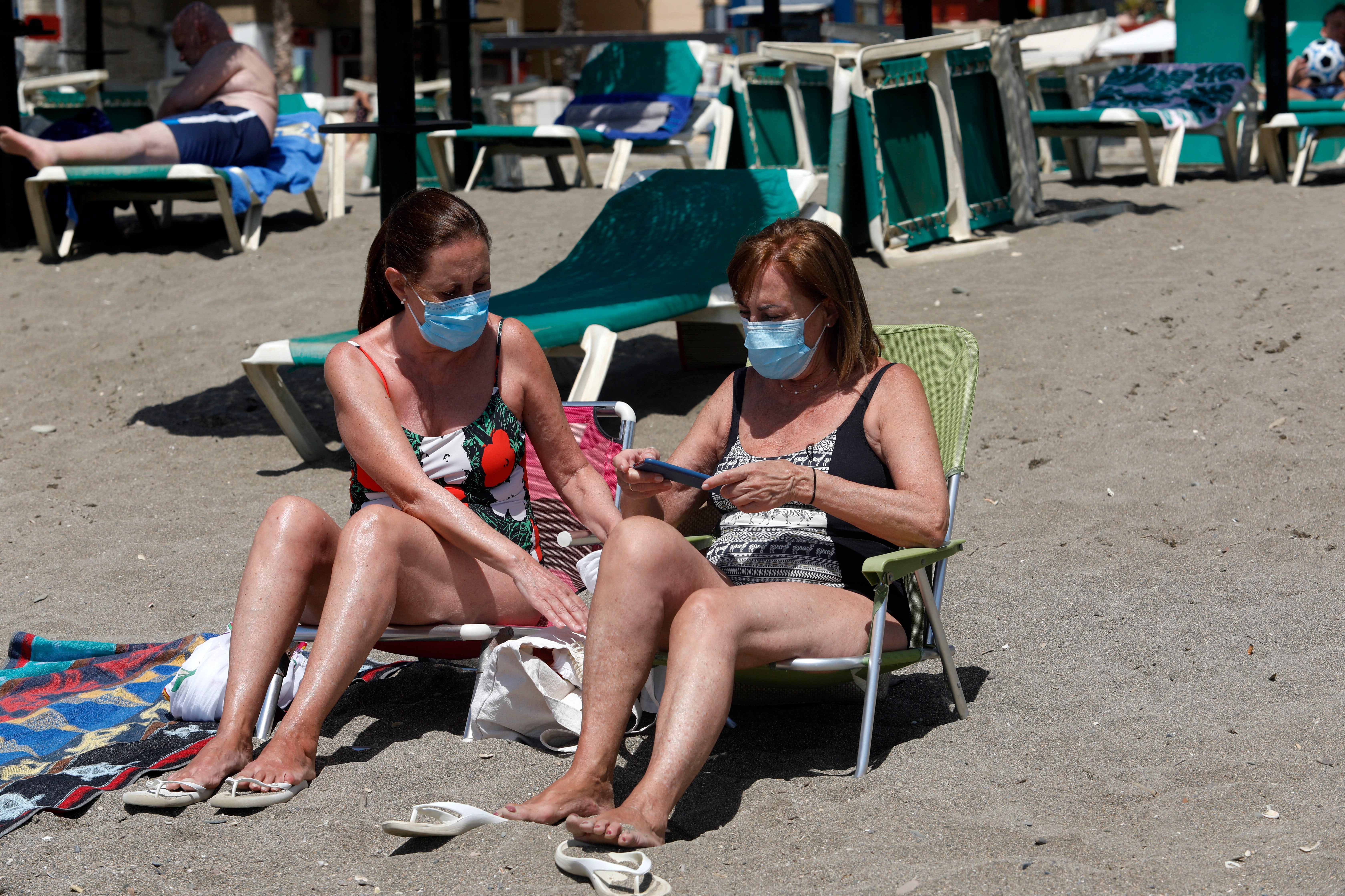El uso de la mascarilla en la playa enfrenta a la Junta de Andalucía y al Gobierno Central El uso de la mascarilla en la playa enfrenta a la Junta de Andalucía y al Gobierno Central