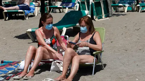 Dos mujeres con mascarillas en la playa de La Malagueta. En Málaga (Andalucía, España) Mascarillas obligatorias