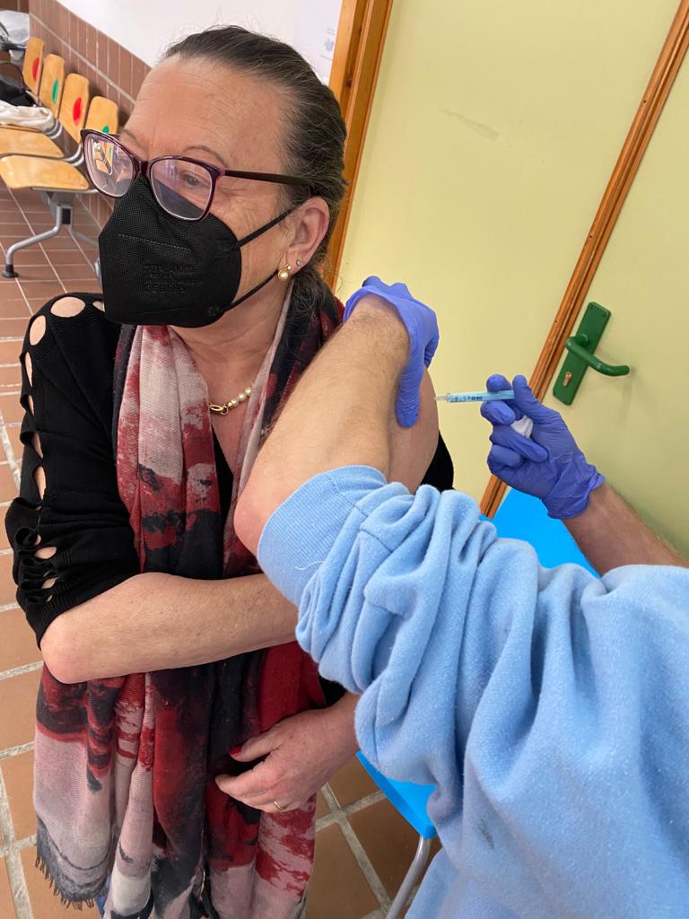 Antonia Martín: " Muy contenta de recibir la primera dosis de Astrazeneca." Antonia Martín: " Muy contenta de recibir la primera dosis de Astrazeneca."