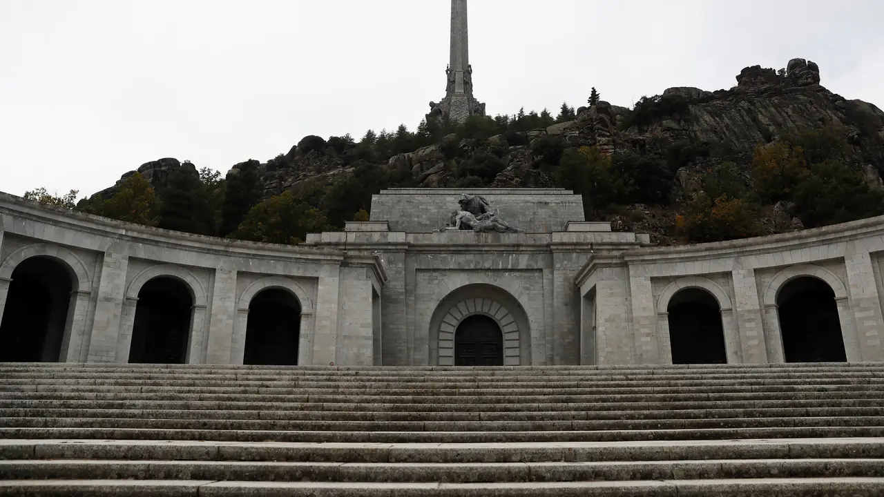 La familia de Primo de Rivera se adelanta al Gobierno y pide exhumar sus restos La familia de Primo de Rivera se adelanta al Gobierno y pide exhumar sus restos
