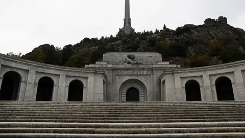 La familia de Primo de Rivera se adelanta al Gobierno y pide exhumar sus restos La familia de Primo de Rivera se adelanta al Gobierno y pide exhumar sus restos