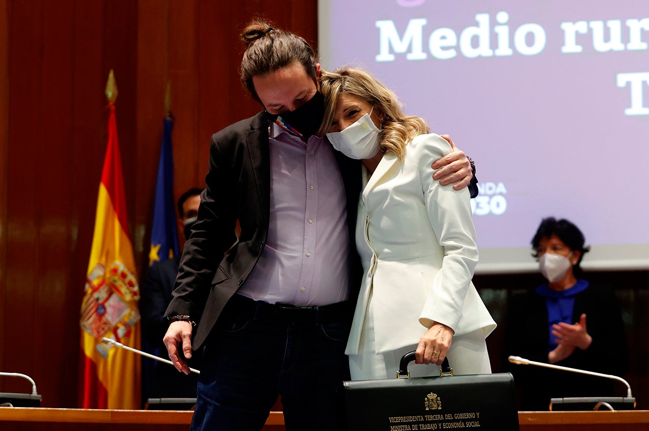 Díaz y Belarra reciben sus carteras de manos de Pablo Iglesias Díaz y Belarra reciben sus carteras de manos de Pablo Iglesias