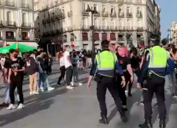 Rubiño de Más Madrid, denuncia en redes la agresión de dos mujeres a la manifestación trans: "Maricones, degenerados" Rubiño de Más Madrid, denuncia en redes la agresión de dos mujeres a la manifestación trans: "Maricones, degenerados"