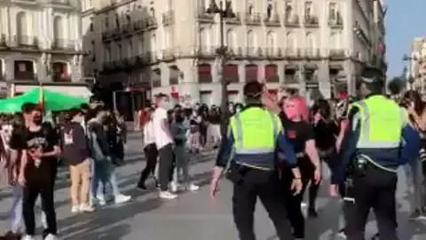 Rubiño de Más Madrid, denuncia en redes la agresión de dos mujeres a la manifestación trans: "Maricones, degenerados" Rubiño de Más Madrid, denuncia en redes la agresión de dos mujeres a la manifestación trans: "Maricones, degenerados"