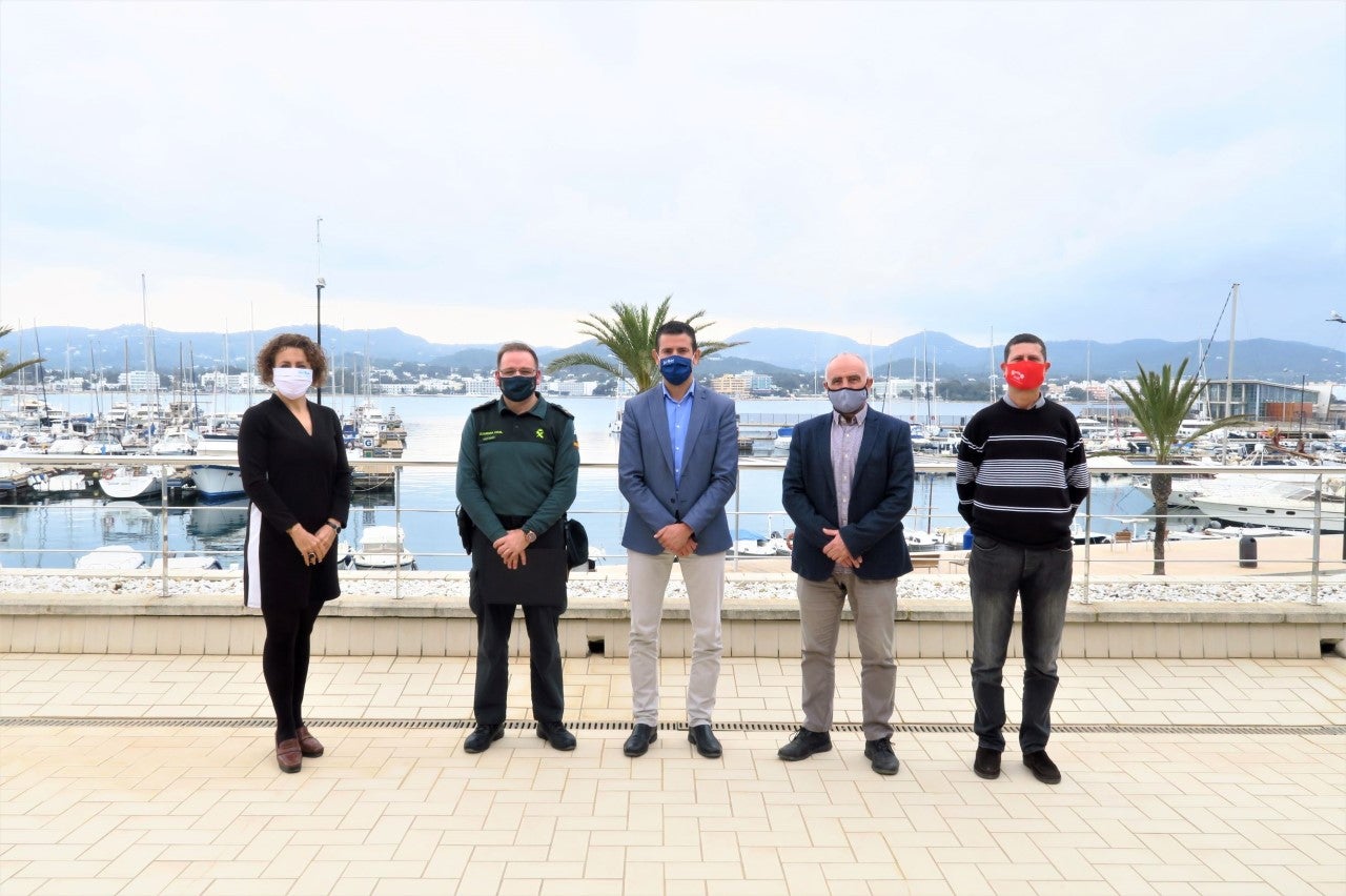 El alcalde de Sant Antoni asume las áreas de Urbanismo y Actividades y no acepta la dimisión de uno de sus concejales acusado de construirse una piscina ilegal El alcalde de Sant Antoni asume las áreas de Urbanismo y Actividades y no acepta la dimisión de uno de sus concejales acusado de construirse una piscina ilegal