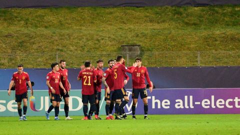 Los jugadores de la sub21 celebran el gol de Dani G&oacute;mez