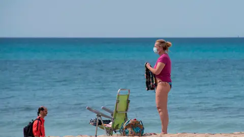 Una persona en la playa tras la llegada del coronavirus Una persona en la playa tras la llegada del coronavirus