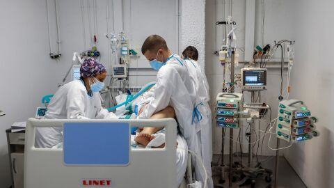 Sanitarios atienden a un paciente covid
