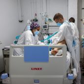 Sanitarios atienden a un paciente covid