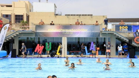 Imatge de la celebraci&oacute; del &ldquo;Mulla&rsquo;t per l&rsquo;esclerosi&rdquo; al Club Naci&oacute; Atl&egrave;tic-Barceloneta al juliol del 2020.