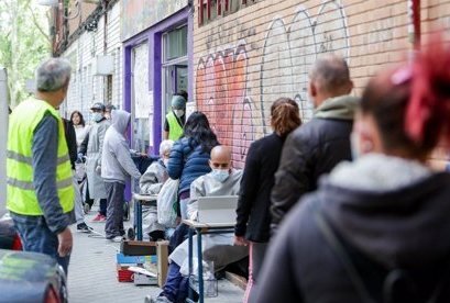 Aumenta el número de personas que por primera vez piden ayuda a Cáritas. Aumenta el número de personas que por primera vez piden ayuda a Cáritas.