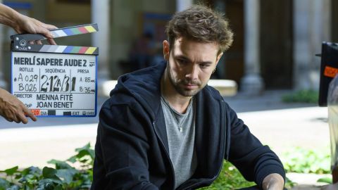 El actor Carlos Cuevas, durante el rodaje de la segunda temporada de 'Merl&iacute;: Sapere Aude'