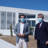 Juanma Moreno junto a José María García Urbano en la inauguración del Hospital de Estepon