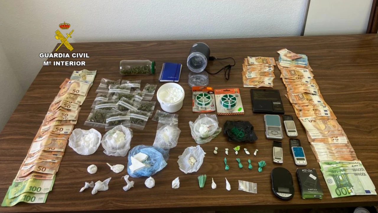 Cocaína, marihuana, y 9.000 euros en metálico entre los recuperado por la Benemérita