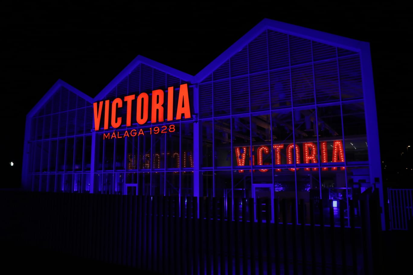 Cervezas Victoria ilumina su fachada de azul en apoyo a los afectados por TEA Cervezas Victoria ilumina su fachada de azul en apoyo a los afectados por TEA