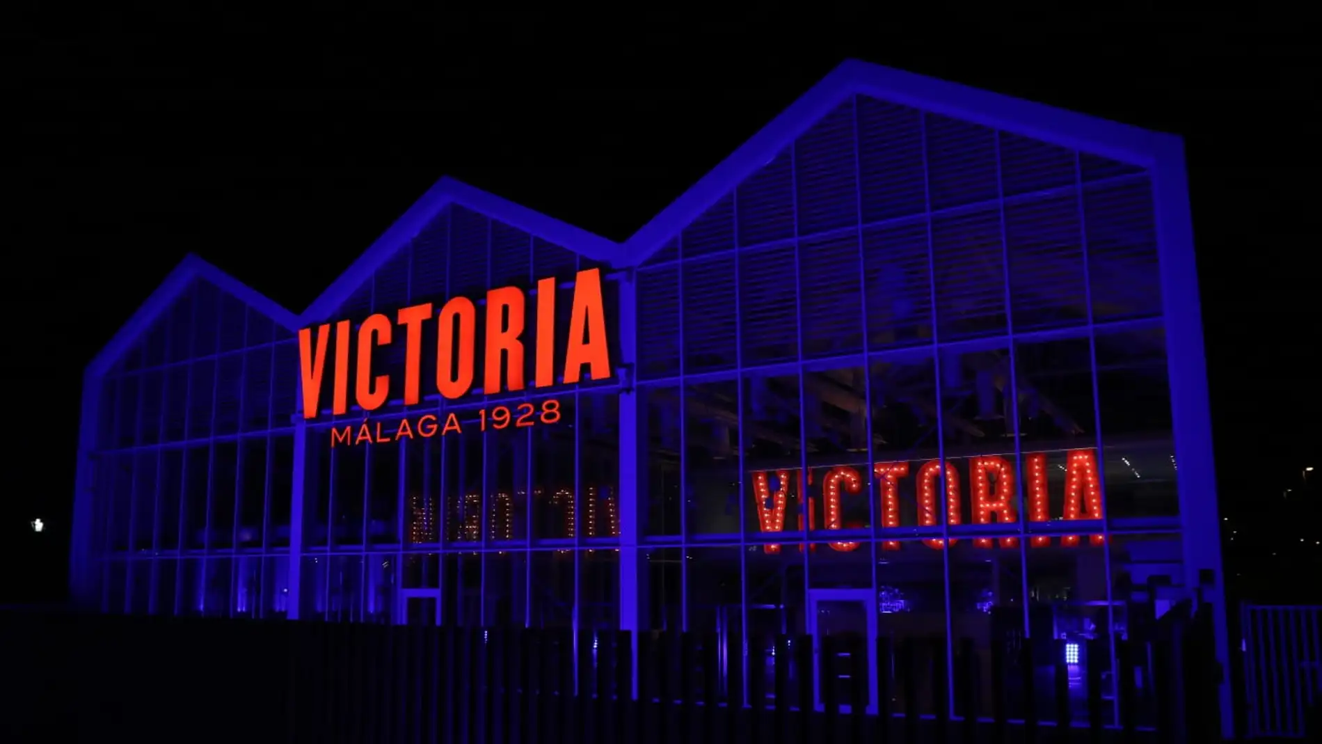 Cervezas Victoria ilumina su fachada de azul en apoyo a los afectados por TEA