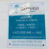 La concejalía de Aseo Urbano del Ayuntamiento de Torrevieja tiene un horario de atención al ciudadano de 9:00 a 13:00 horas, los lunes y martes, en las oficinas municipales situadas en la Avda. Dr. Gregorio Marañón, nº 3 