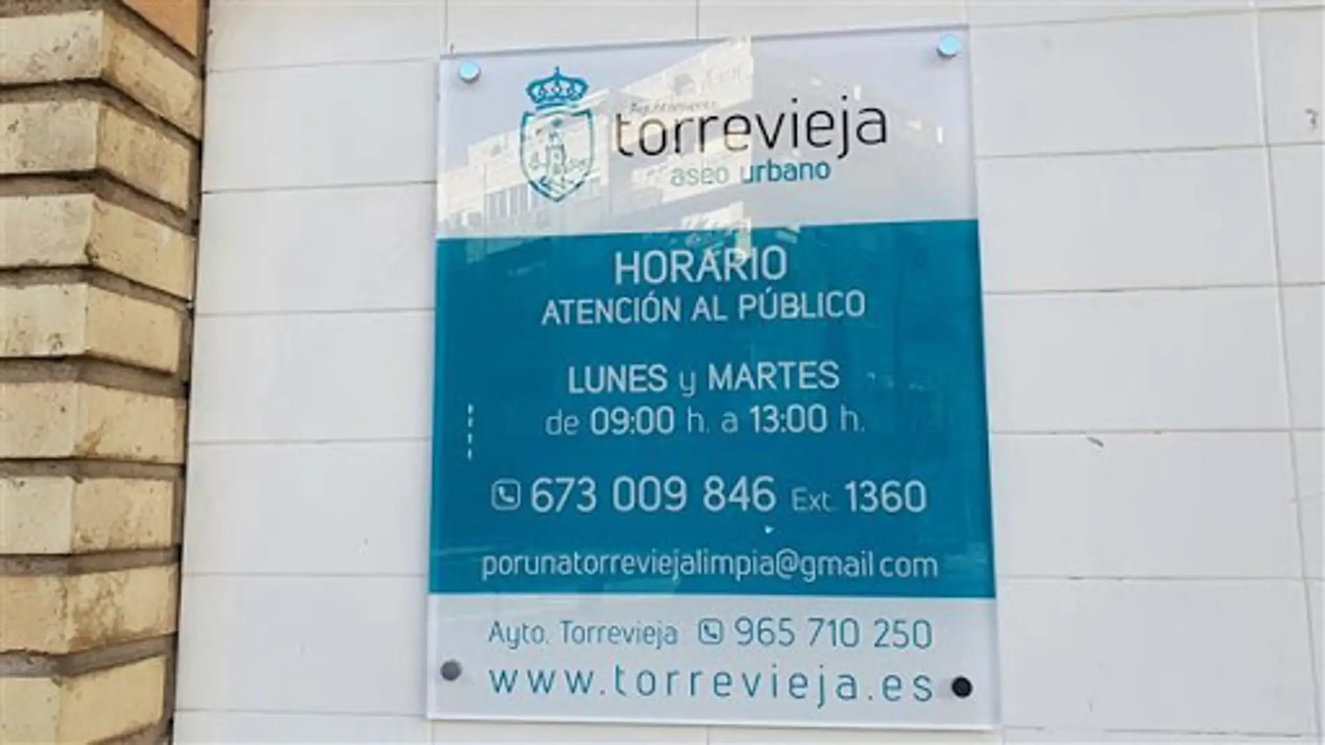 La concejalía de Aseo Urbano del Ayuntamiento de Torrevieja tiene un horario de atención al ciudadano de 9:00 a 13:00 horas, los lunes y martes, en las oficinas municipales situadas en la Avda. Dr. Gregorio Marañón, nº 3 