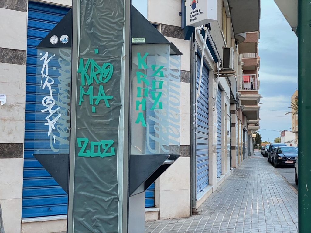 La Policía Local de Elche identifica a dos hombres acusados de realizar más de 50 pintadas en La Hoya La Policía Local de Elche identifica a dos hombres acusados de realizar más de 50 pintadas en La Hoya