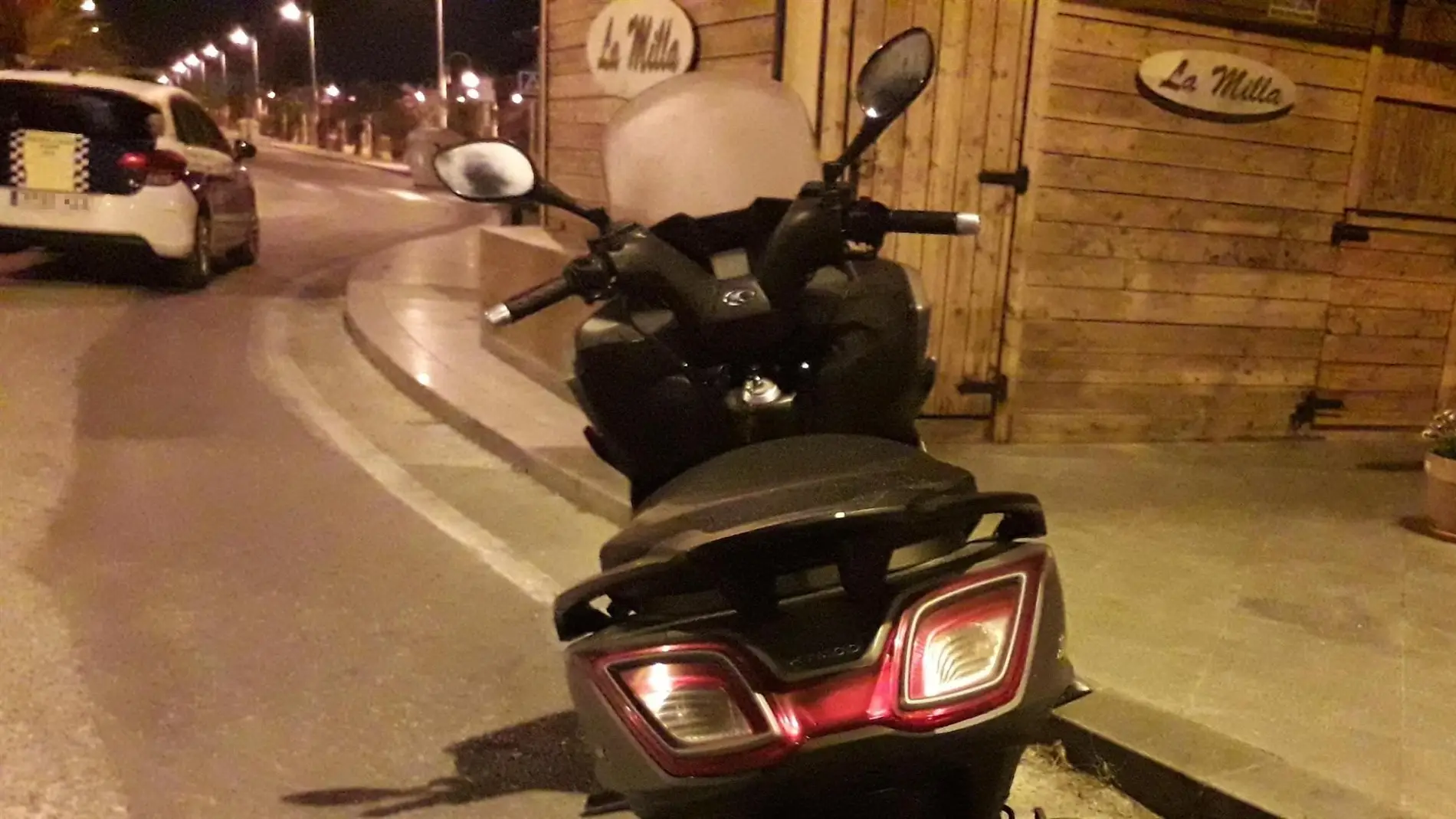 Motocicleta en la que circulaba el detenido por la Policía Local de Elche.